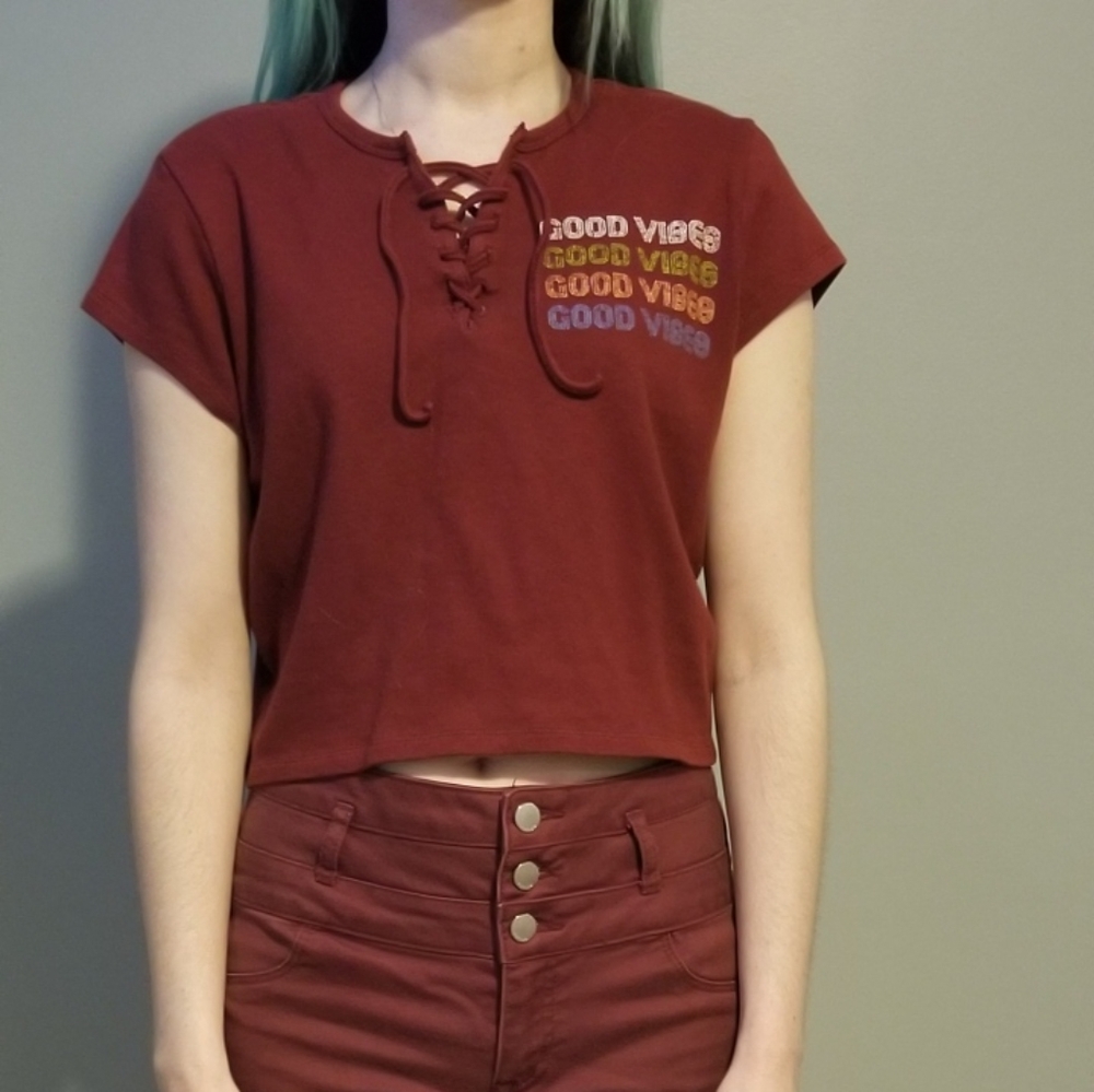 Cropped good vibes shirt